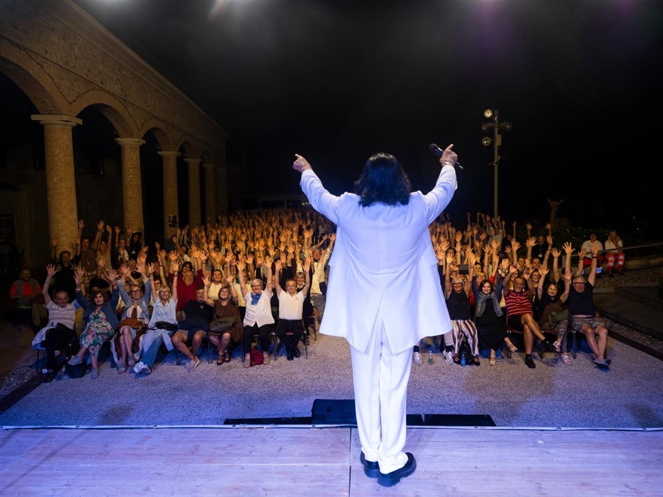 "Una voce straordinaria e uno spettacolo che riesce a coinvolgere tutti. Da rivedere assolutamente!"